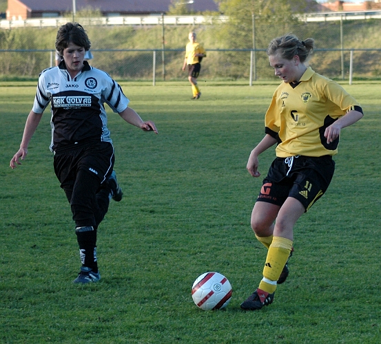 2005_0518_09.jpg - Södras Mikaela Johansson lägger upp bollen till mötande medspelare.